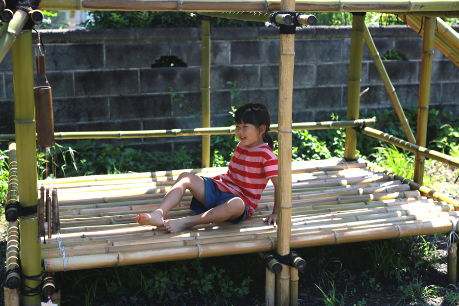 竹小屋手作り DIY 竹の滑り台